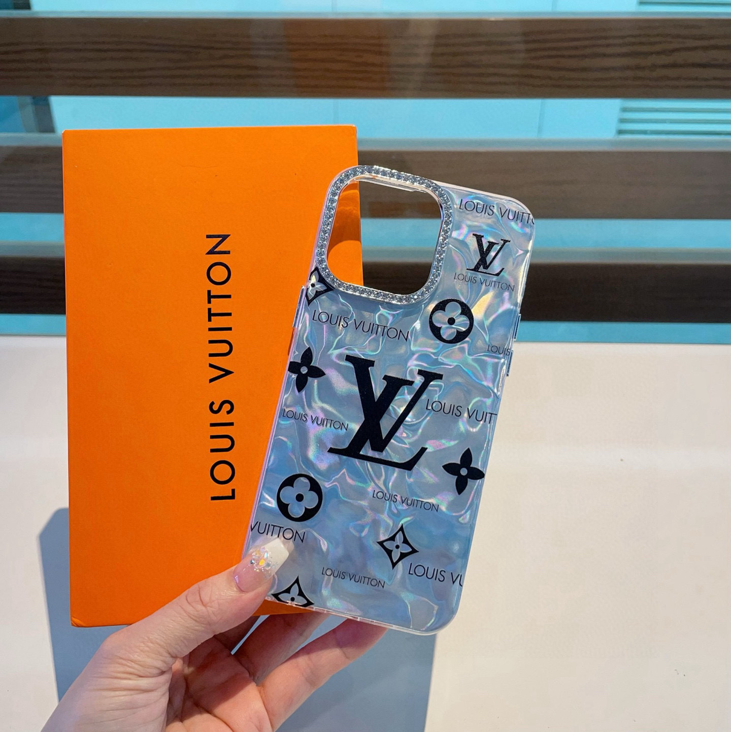 💫✨新品上市✨LV手机壳 水波纹贝壳纹IMD全包边、每个产品都内置不同特殊材料🫧双层视觉效果🫧不同角度折