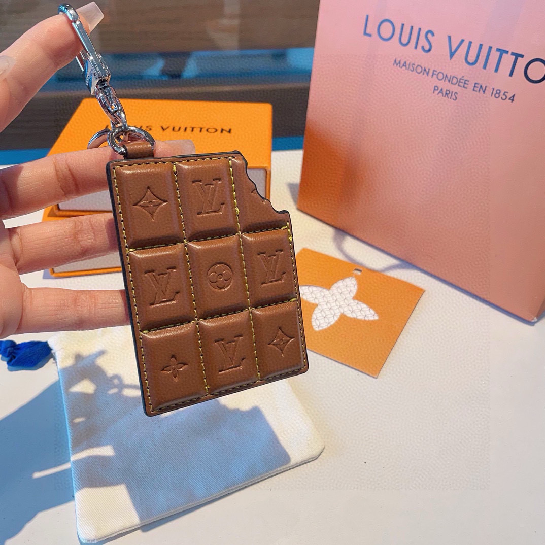 。LOUIS VUITTON官网M01478钥匙扣挂件  LV秋冬新款包饰与钥匙扣。
✨借鉴旅行袋中的钥