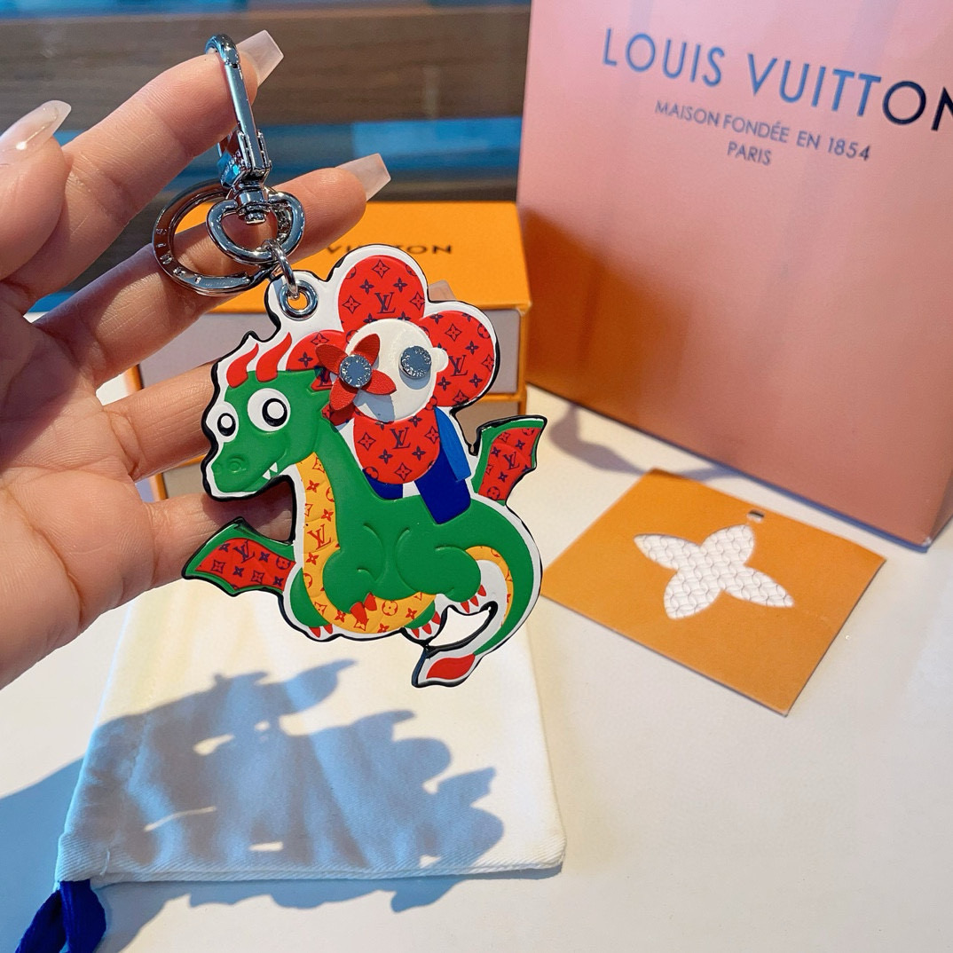  🆕LOUIS VUITTON官网M01466龙年生肖钥匙扣挂件  LV包饰与钥匙扣。
✨借鉴旅行袋中的