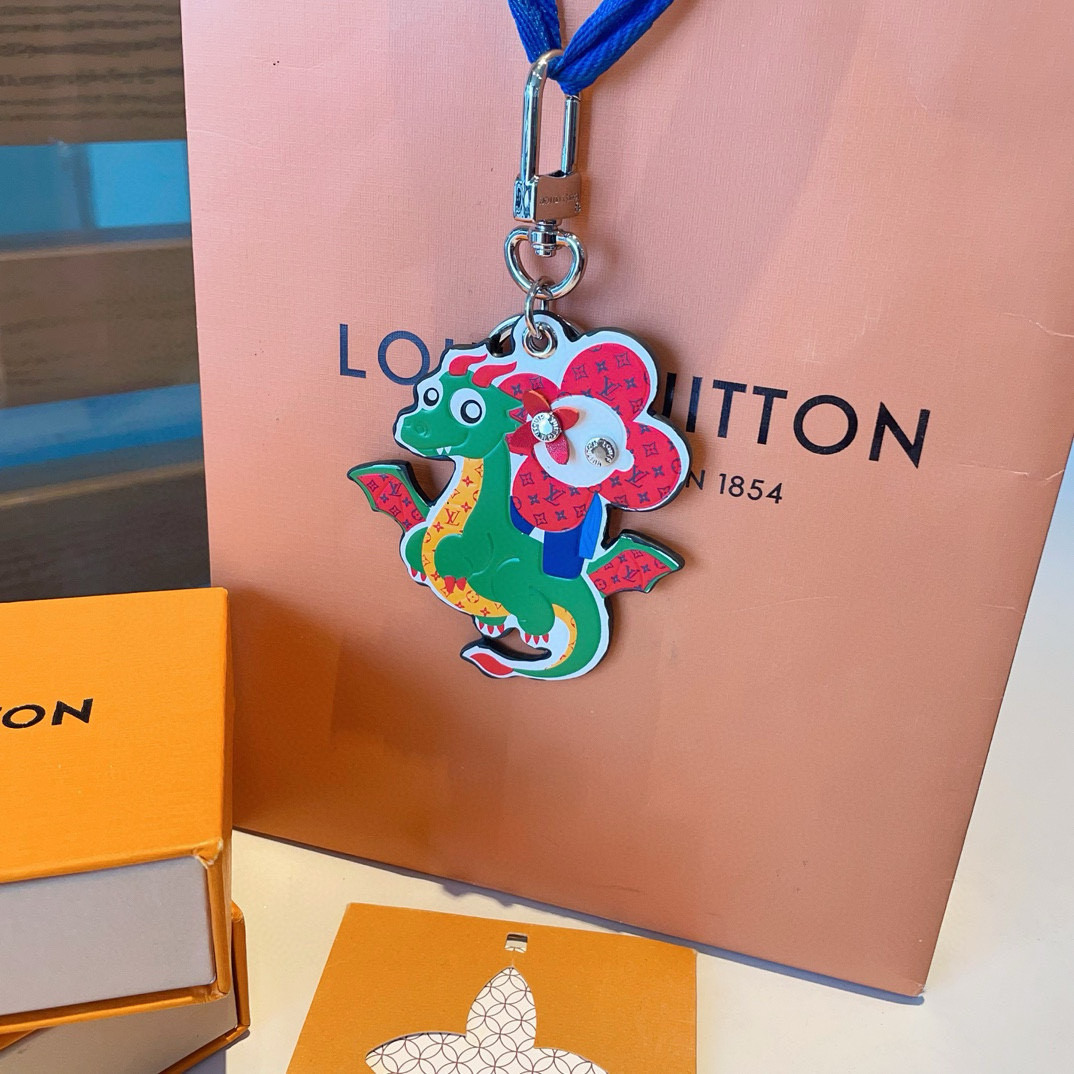  🆕LOUIS VUITTON官网M01466龙年生肖钥匙扣挂件  LV包饰与钥匙扣。
✨借鉴旅行袋中的