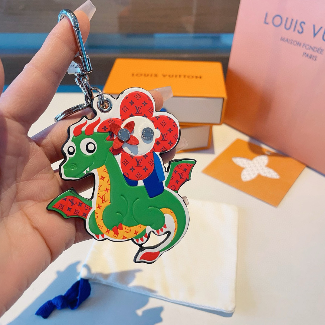 🆕LOUIS VUITTON官网M01466龙年生肖钥匙扣挂件  LV包饰与钥匙扣。
✨借鉴旅行袋中的