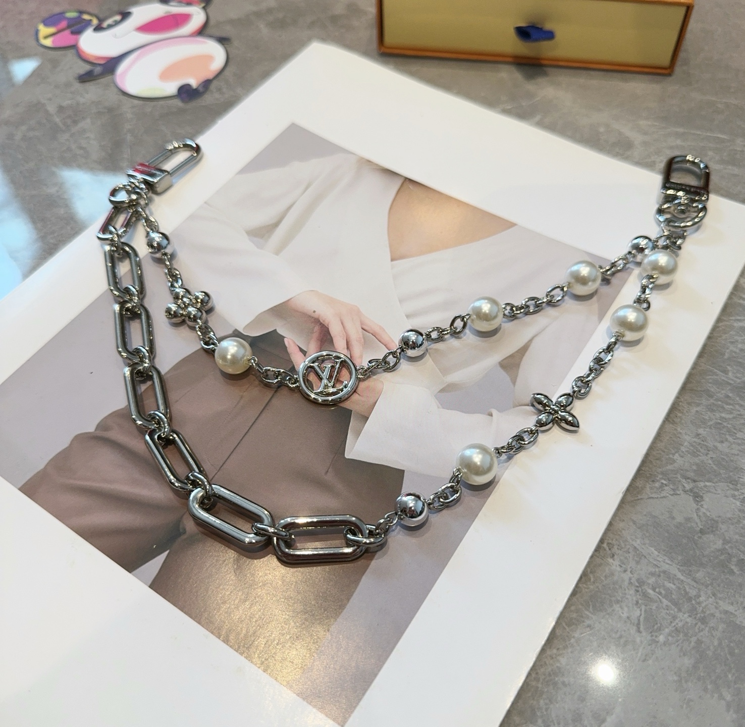 
 🆕LV钥匙扣 包包挂链 Figaro 腰带链以莹泽黄铜锻造双链设计，再令品牌经典标识巧妙嵌入链环之间