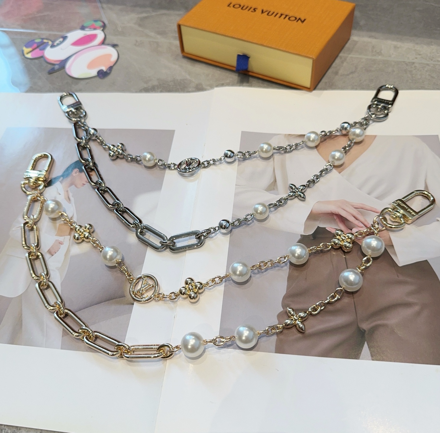 
 🆕LV钥匙扣 包包挂链 Figaro 腰带链以莹泽黄铜锻造双链设计，再令品牌经典标识巧妙嵌入链环之间
