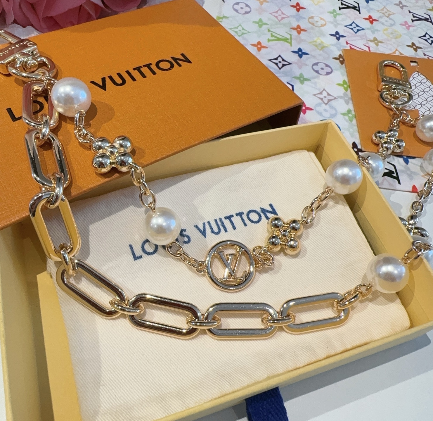
 🆕LV钥匙扣 包包挂链 Figaro 腰带链以莹泽黄铜锻造双链设计，再令品牌经典标识巧妙嵌入链环之间