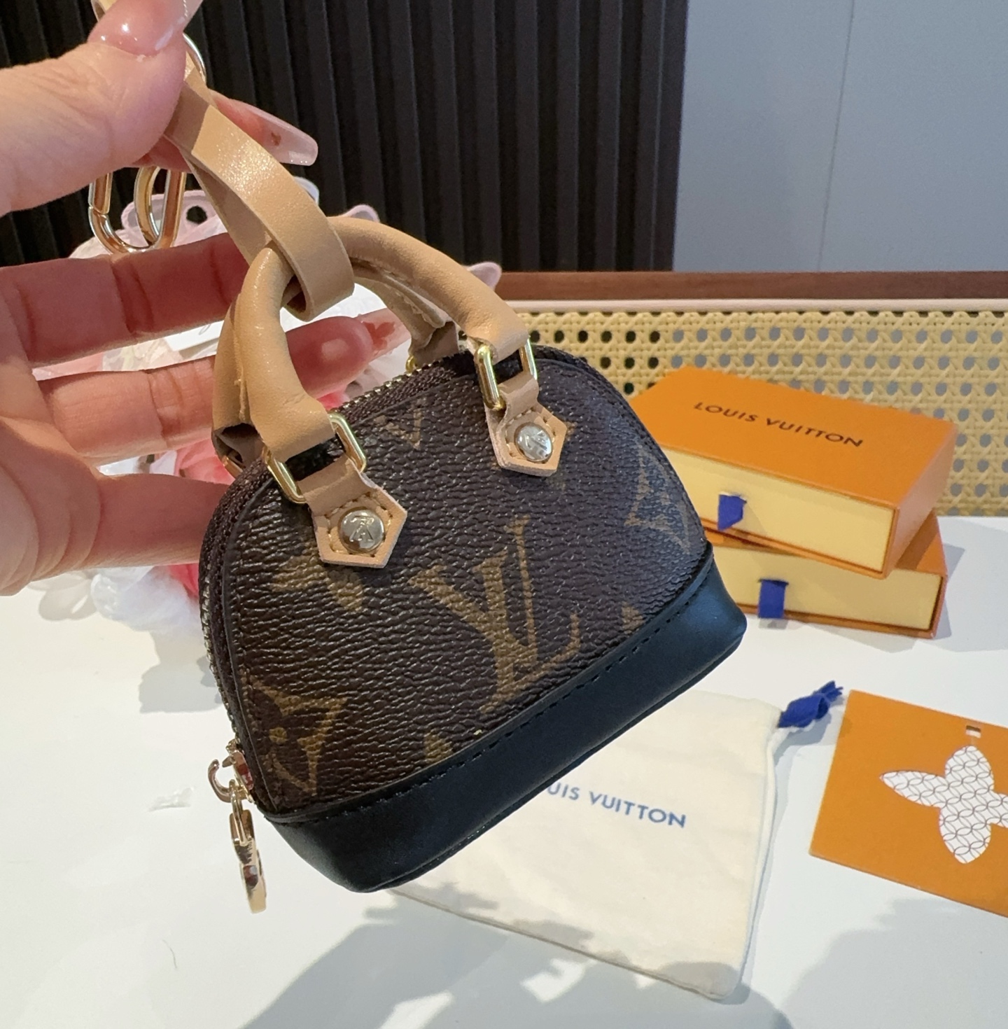 ❗爆款。路易威登LOUIS VUITTON 新款 老花&白三彩mini包包贝壳包  LV包包挂饰，钥匙扣