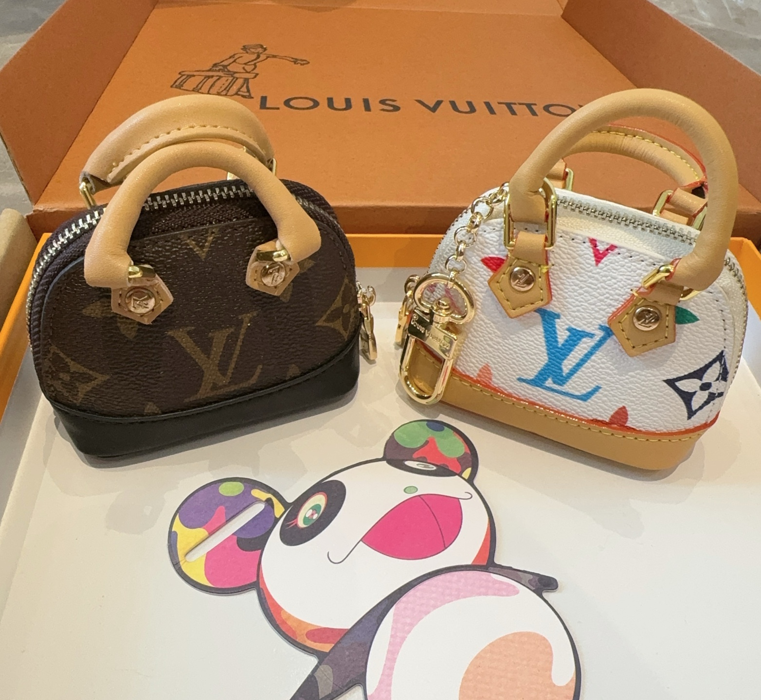 ❗爆款。路易威登LOUIS VUITTON 新款 老花&白三彩mini包包贝壳包  LV包包挂饰，钥匙扣