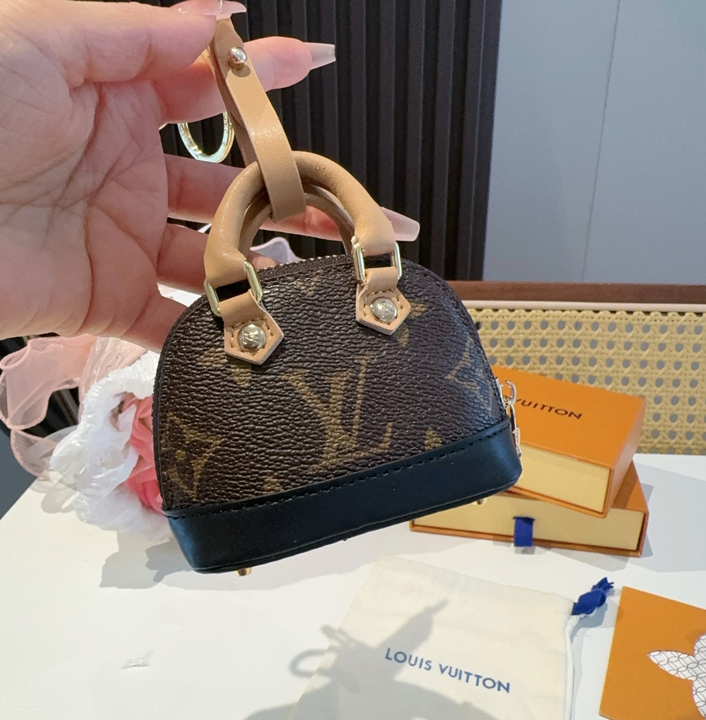 ❗爆款。路易威登LOUIS VUITTON 新款 老花&白三彩mini包包贝壳包  LV包包挂饰，钥匙扣