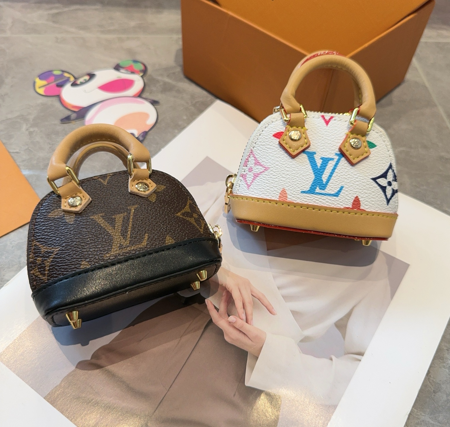 ❗爆款。路易威登LOUIS VUITTON 新款 老花&白三彩mini包包贝壳包  LV包包挂饰，钥匙扣