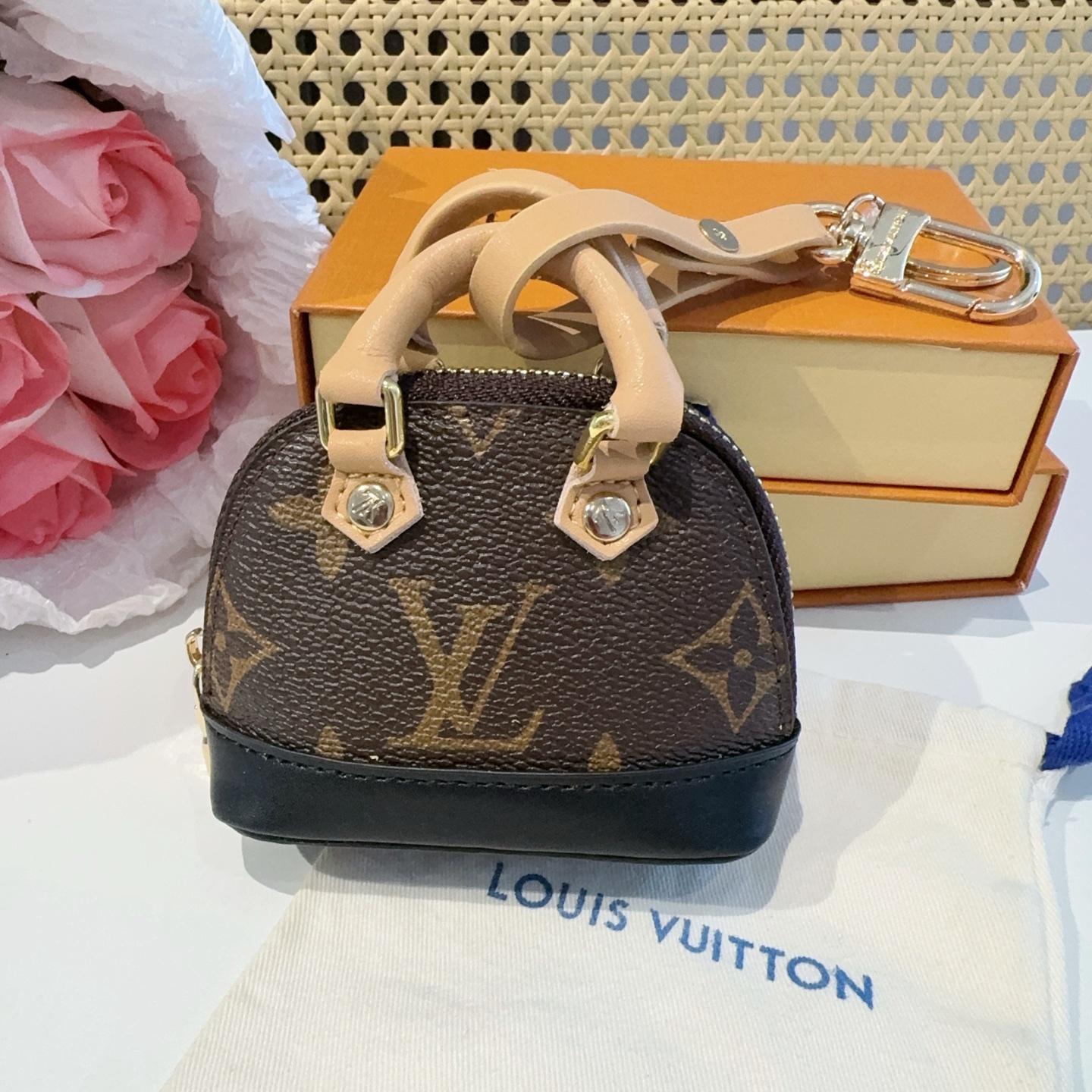 ❗爆款。路易威登LOUIS VUITTON 新款 老花&白三彩mini包包贝壳包  LV包包挂饰，钥匙扣