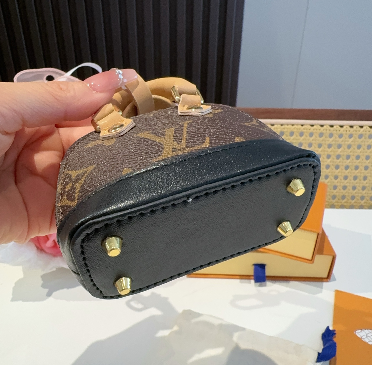 ❗爆款。路易威登LOUIS VUITTON 新款 老花&白三彩mini包包贝壳包  LV包包挂饰，钥匙扣