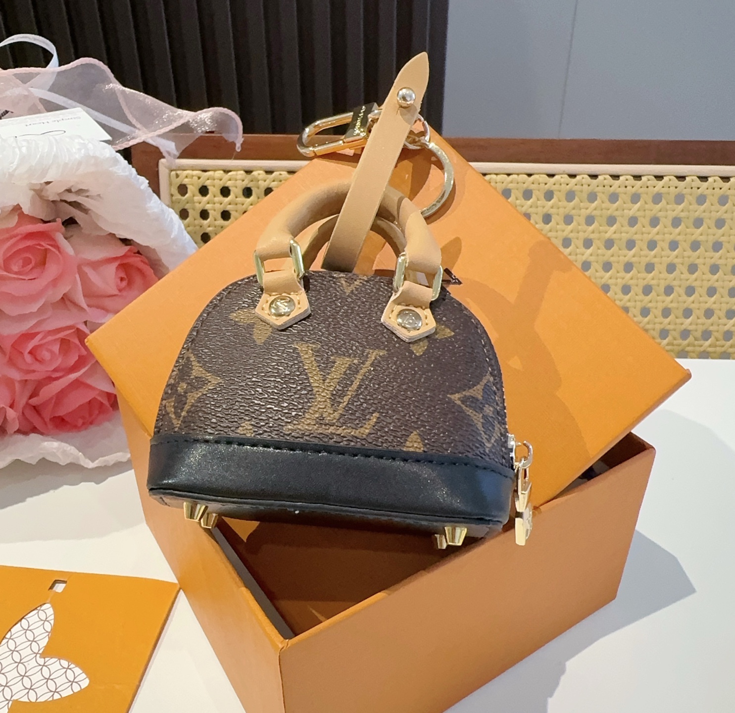 ❗爆款。路易威登LOUIS VUITTON 新款 老花&白三彩mini包包贝壳包  LV包包挂饰，钥匙扣