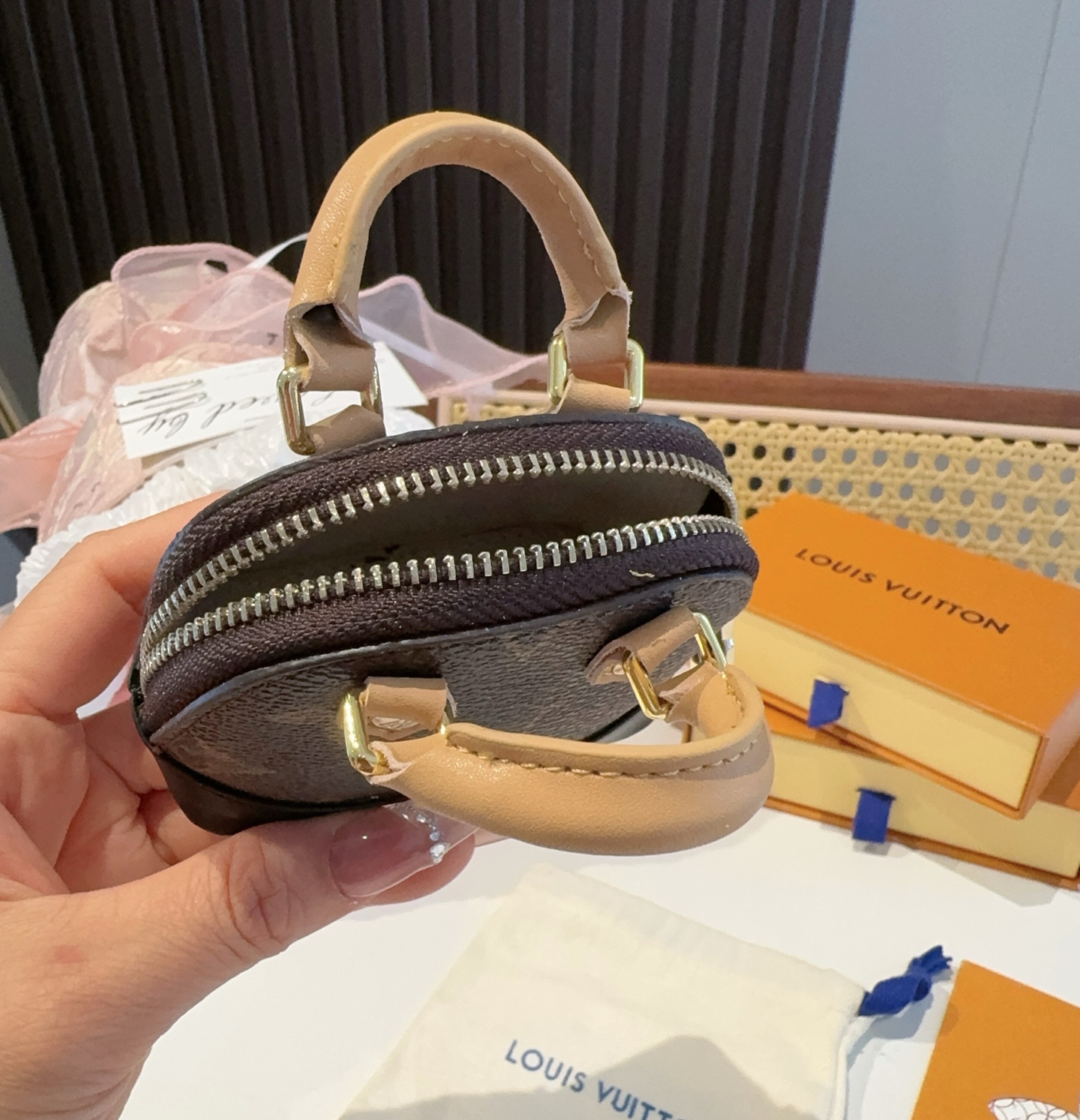 ❗爆款。路易威登LOUIS VUITTON 新款 老花&白三彩mini包包贝壳包  LV包包挂饰，钥匙扣