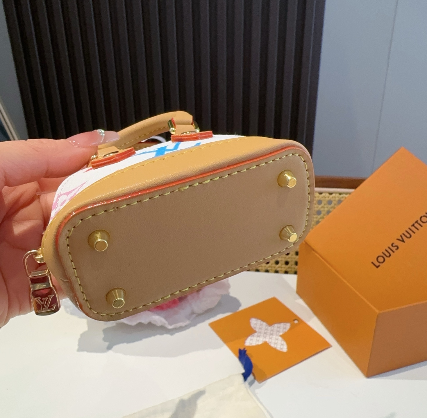 ❗爆款。路易威登LOUIS VUITTON 新款 老花&白三彩mini包包贝壳包  LV包包挂饰，钥匙扣