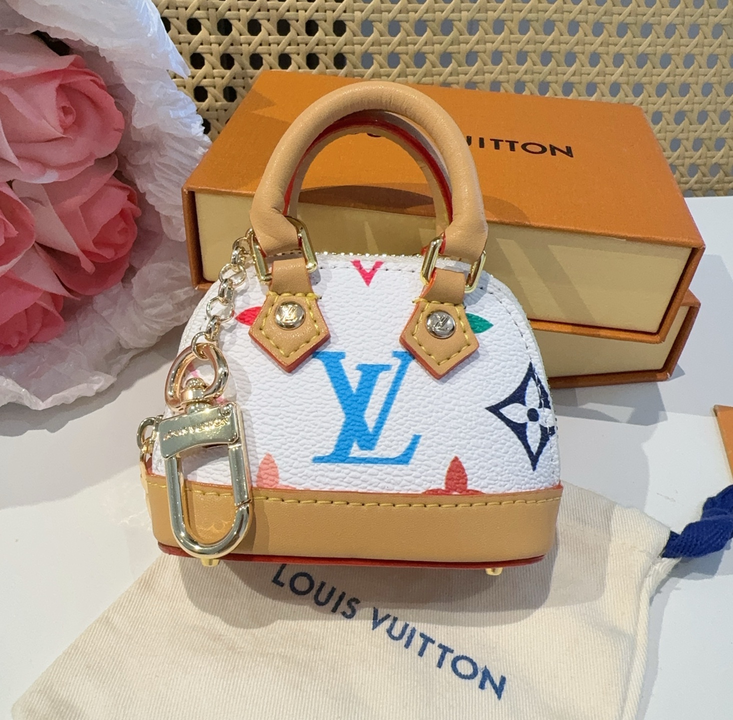 ❗爆款。路易威登LOUIS VUITTON 新款 老花&白三彩mini包包贝壳包  LV包包挂饰，钥匙扣