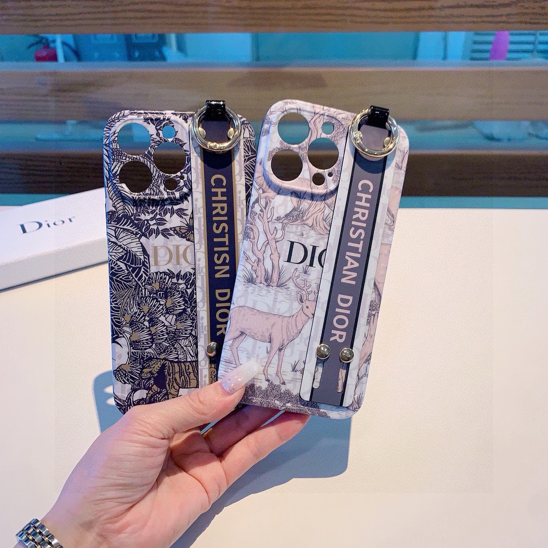 ✨今日新款.Dior腕带款手机壳,迪奥森林物语 直边相框 全包磨砂软壳
型号:为了不出现报错型号,请打开