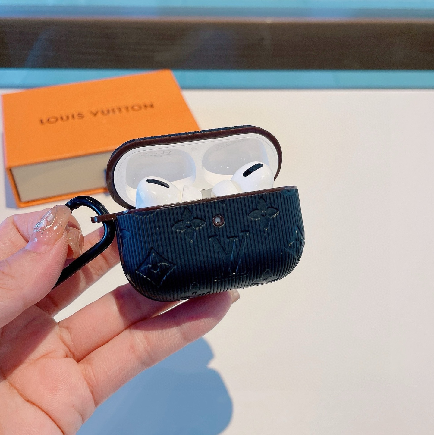  。LV牙签纹压花蓝牙耳机壳  iPhone 1/2代通用  3代蓝牙耳机包   带闪光灯按键
带包装盒
