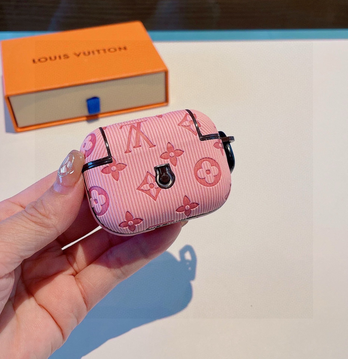  。LV牙签纹压花蓝牙耳机壳  iPhone 1/2代通用  3代蓝牙耳机包   带闪光灯按键
带包装盒