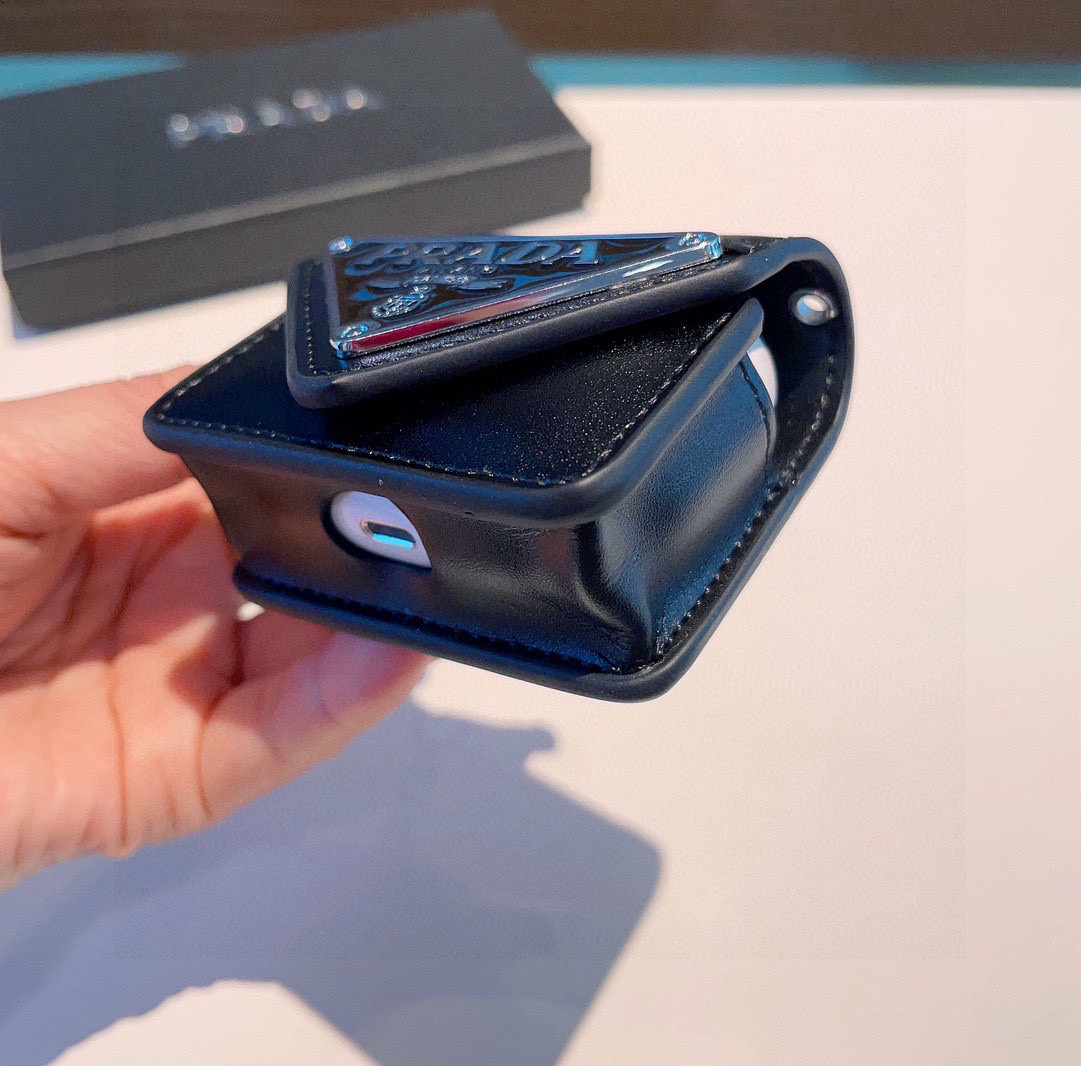  。Prada普拉达耳机套 
蓝牙耳机包
凹造型必备🥰🥰
AirPods1/2/3/Pro/Pro2通用