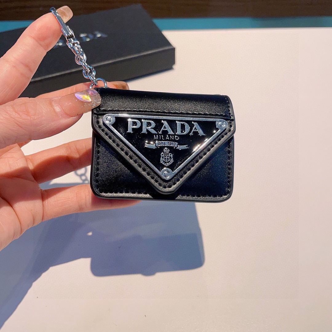  。Prada普拉达耳机套 
蓝牙耳机包
凹造型必备🥰🥰
AirPods1/2/3/Pro/Pro2通用