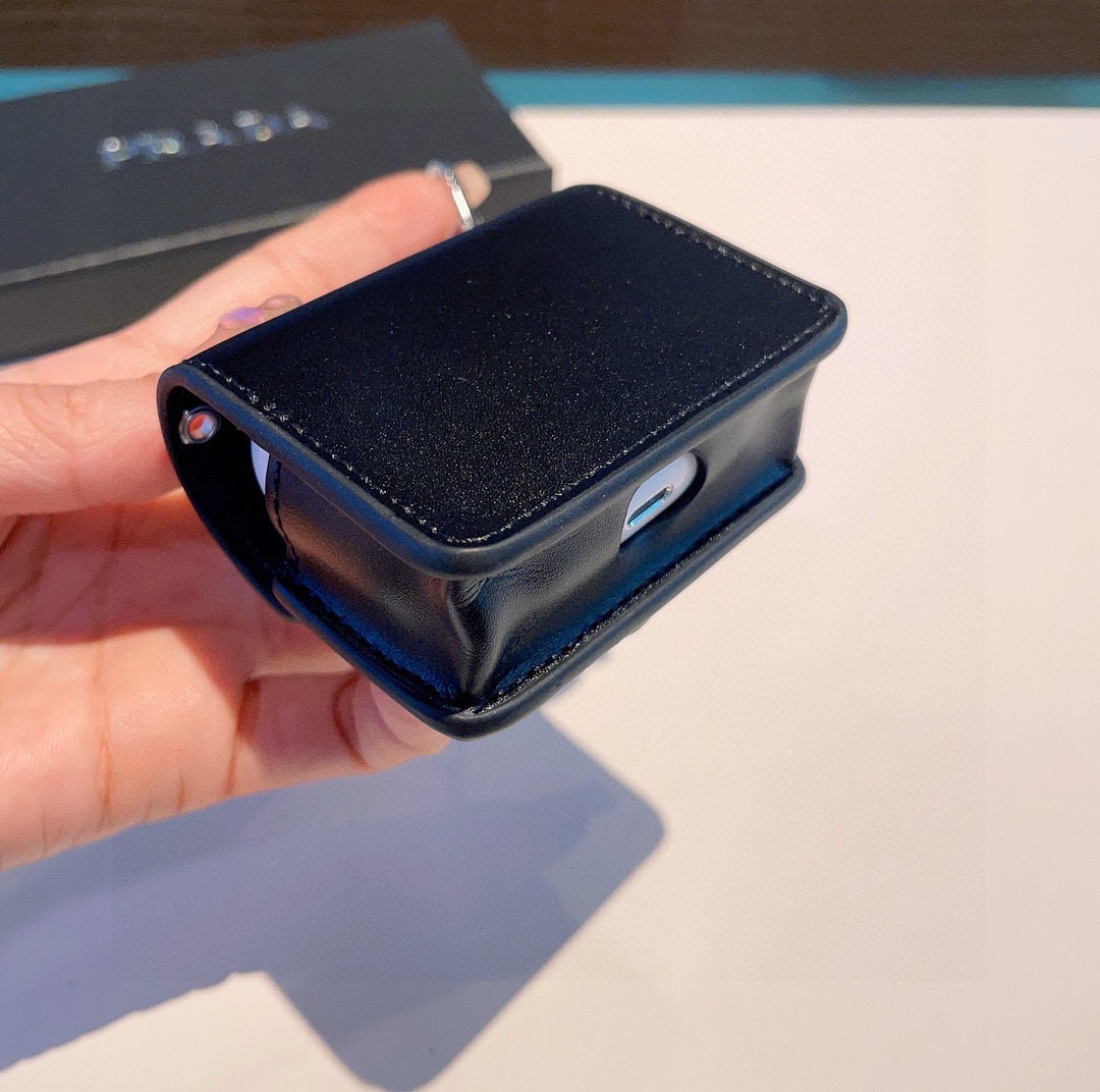 。Prada普拉达耳机套 
蓝牙耳机包
凹造型必备🥰🥰
AirPods1/2/3/Pro/Pro2通用