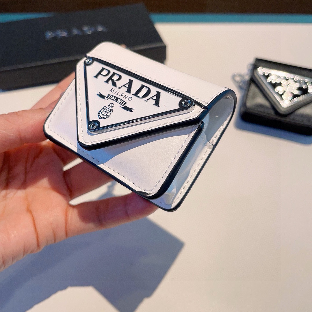  。Prada普拉达耳机套 
蓝牙耳机包
凹造型必备🥰🥰
AirPods1/2/3/Pro/Pro2通用