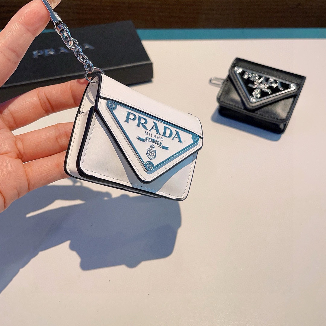  。Prada普拉达耳机套 
蓝牙耳机包
凹造型必备🥰🥰
AirPods1/2/3/Pro/Pro2通用