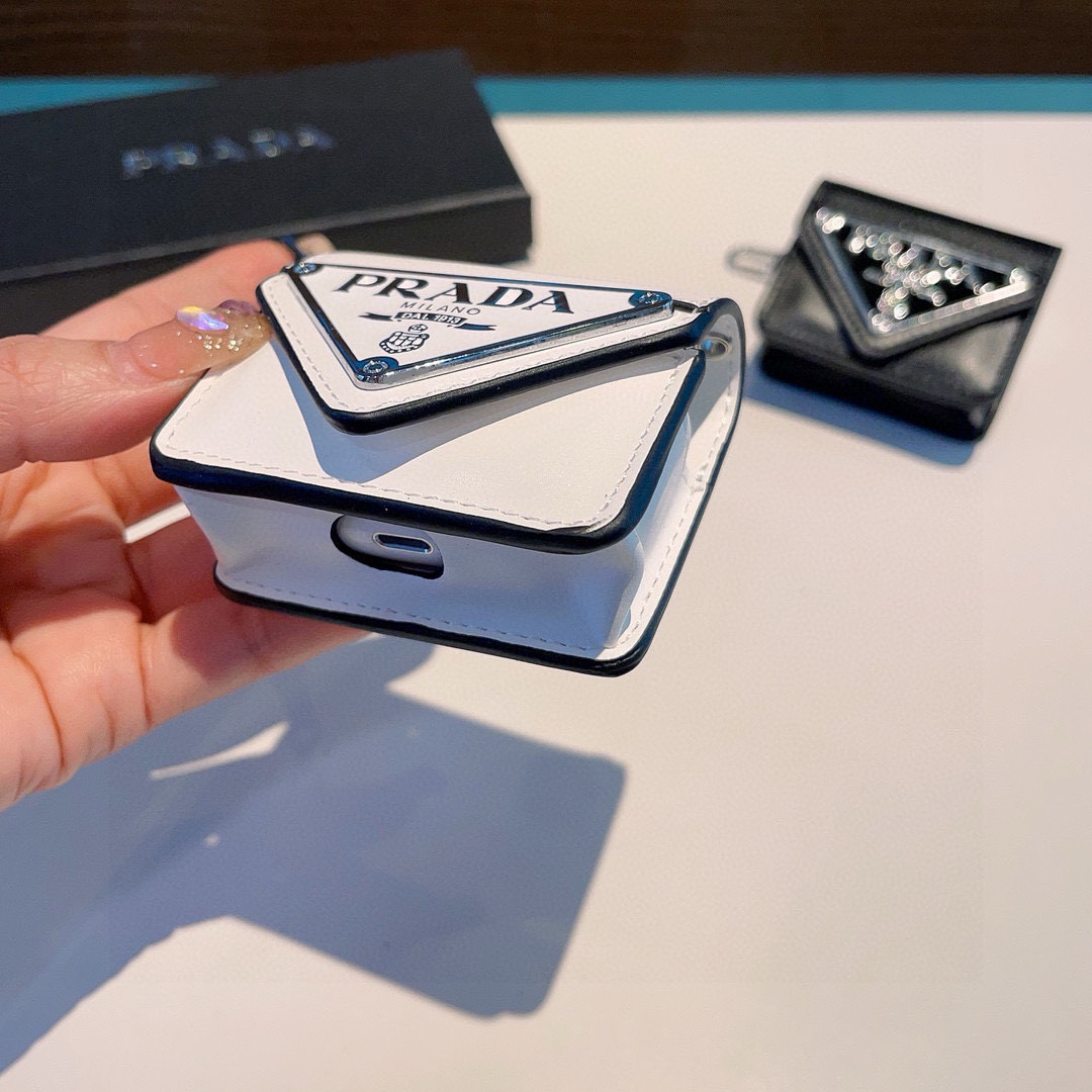  。Prada普拉达耳机套 
蓝牙耳机包
凹造型必备🥰🥰
AirPods1/2/3/Pro/Pro2通用