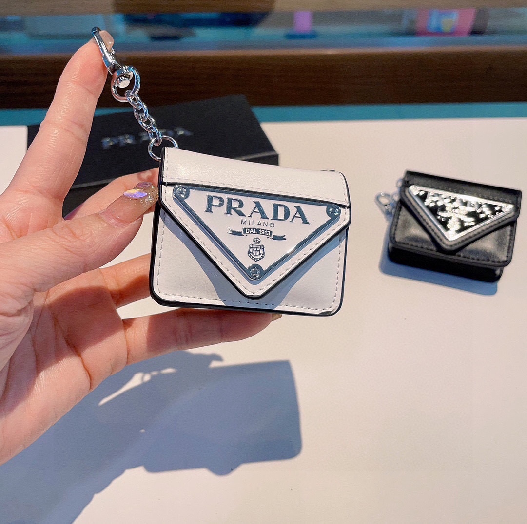  。Prada普拉达耳机套 
蓝牙耳机包
凹造型必备🥰🥰
AirPods1/2/3/Pro/Pro2通用
