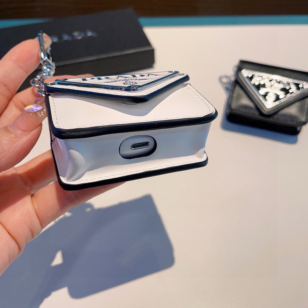  。Prada普拉达耳机套 
蓝牙耳机包
凹造型必备🥰🥰
AirPods1/2/3/Pro/Pro2通用