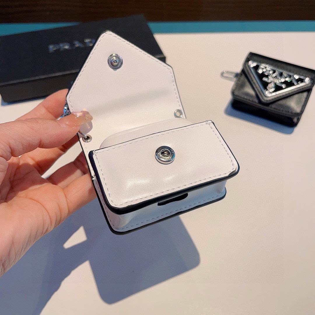  。Prada普拉达耳机套 
蓝牙耳机包
凹造型必备🥰🥰
AirPods1/2/3/Pro/Pro2通用