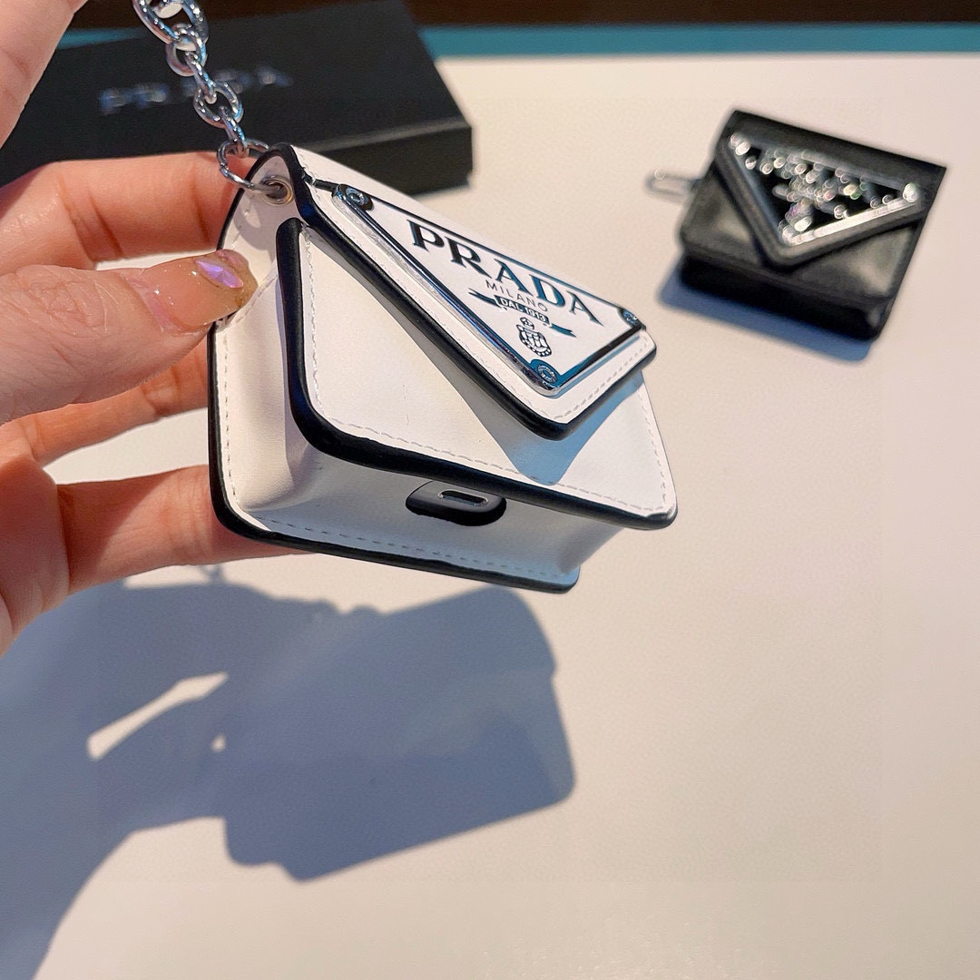  。Prada普拉达耳机套 
蓝牙耳机包
凹造型必备🥰🥰
AirPods1/2/3/Pro/Pro2通用