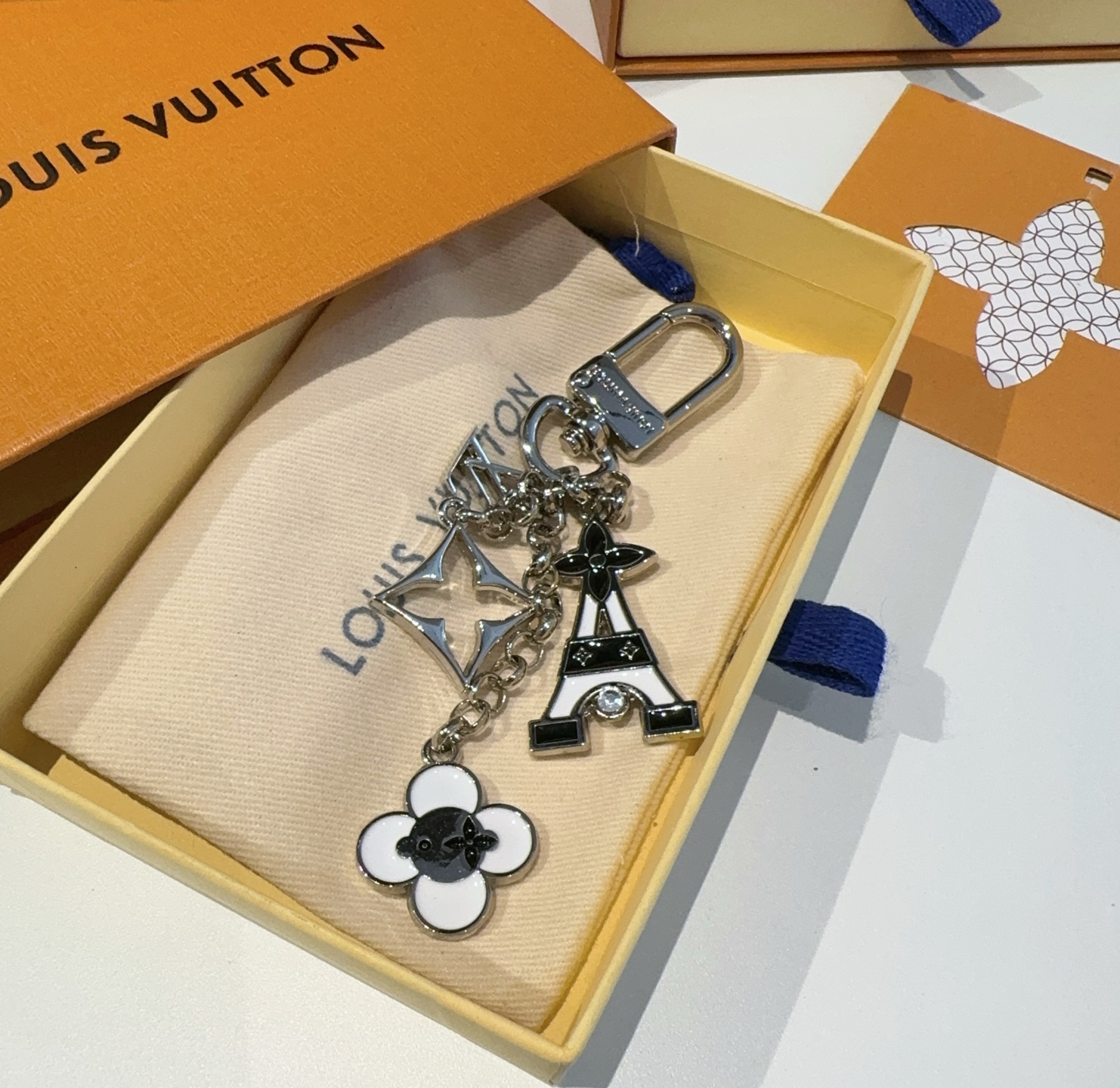 
 🆕 Lv包饰与钥匙扣 包包挂件
LV 巴黎铁塔精巧链条四叶草铭牌装饰，与小号尖瓣 Monogram 