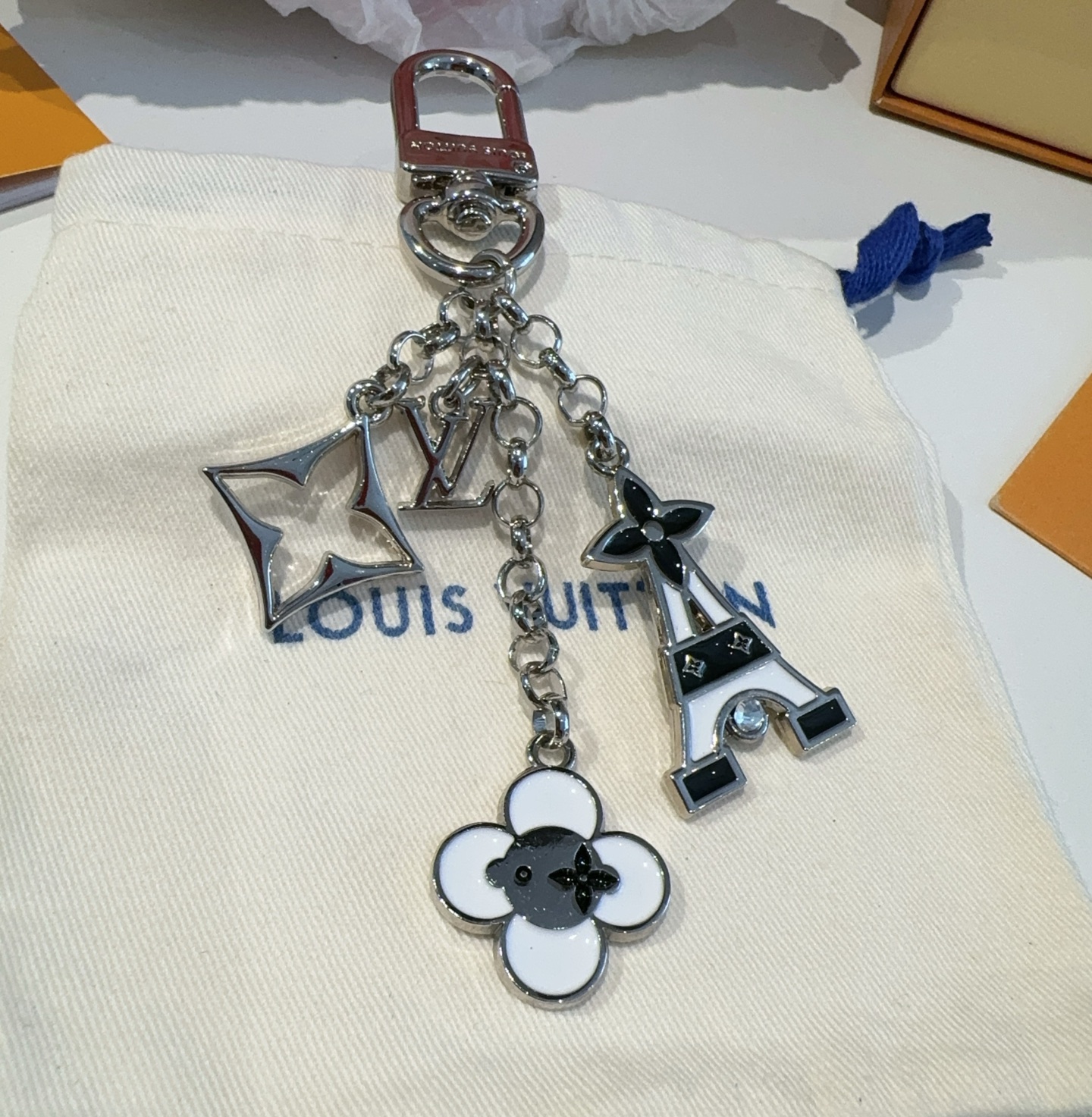 
 🆕 Lv包饰与钥匙扣 包包挂件
LV 巴黎铁塔精巧链条四叶草铭牌装饰，与小号尖瓣 Monogram 