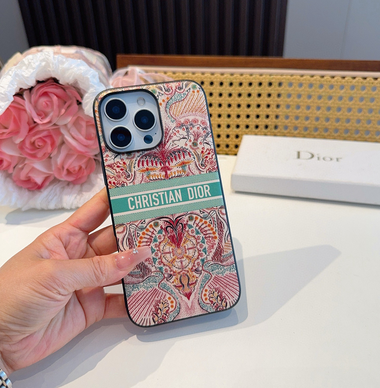  。Dior官网同步原版贴皮手机壳📱爱之光Light of love 系列手机壳 666666
型号：为