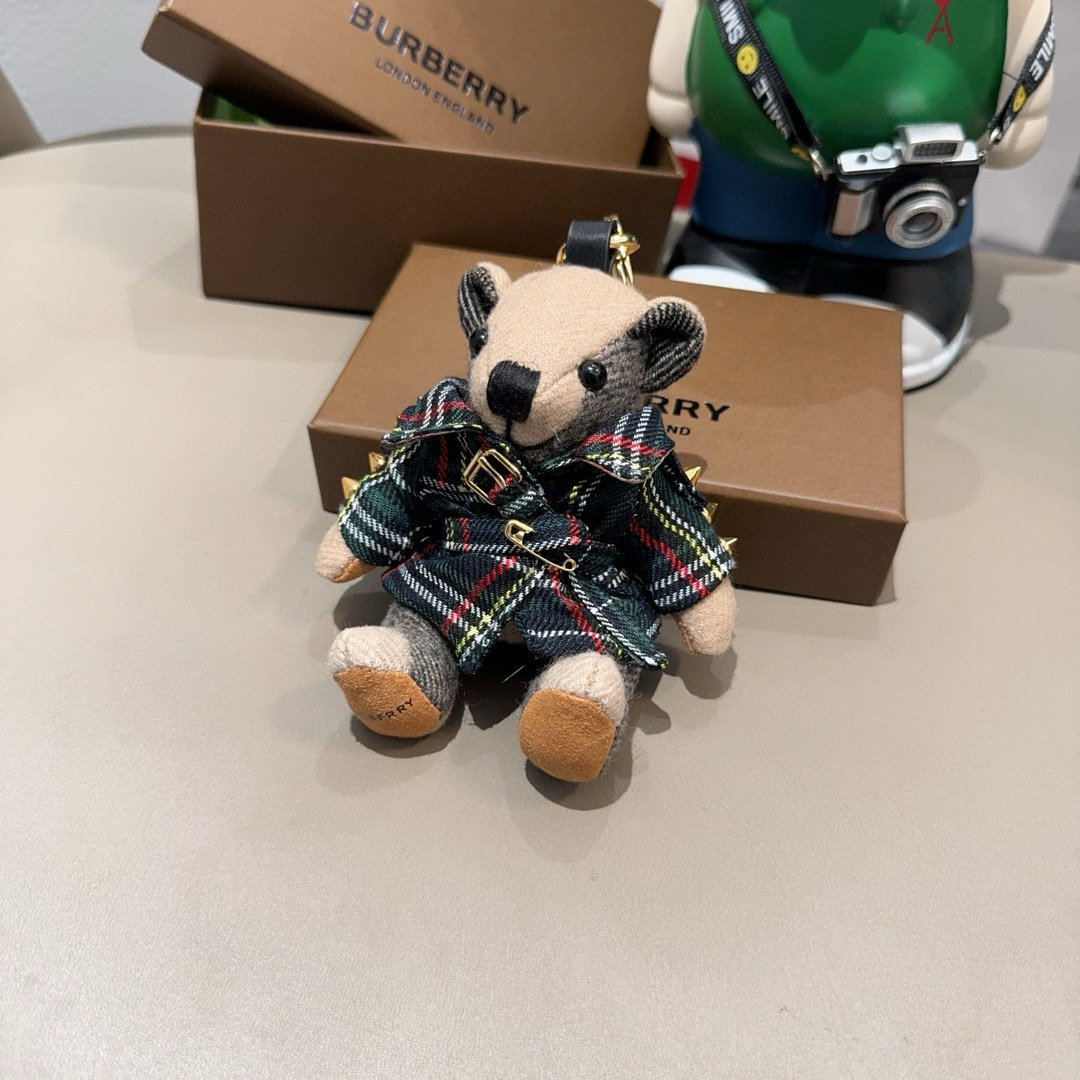  。Burberry代工厂小熊🐻挂饰，巴宝莉格子风衣熊 肩膀铆钉 钥匙扣包包挂件  温柔到心里🥰 
准备