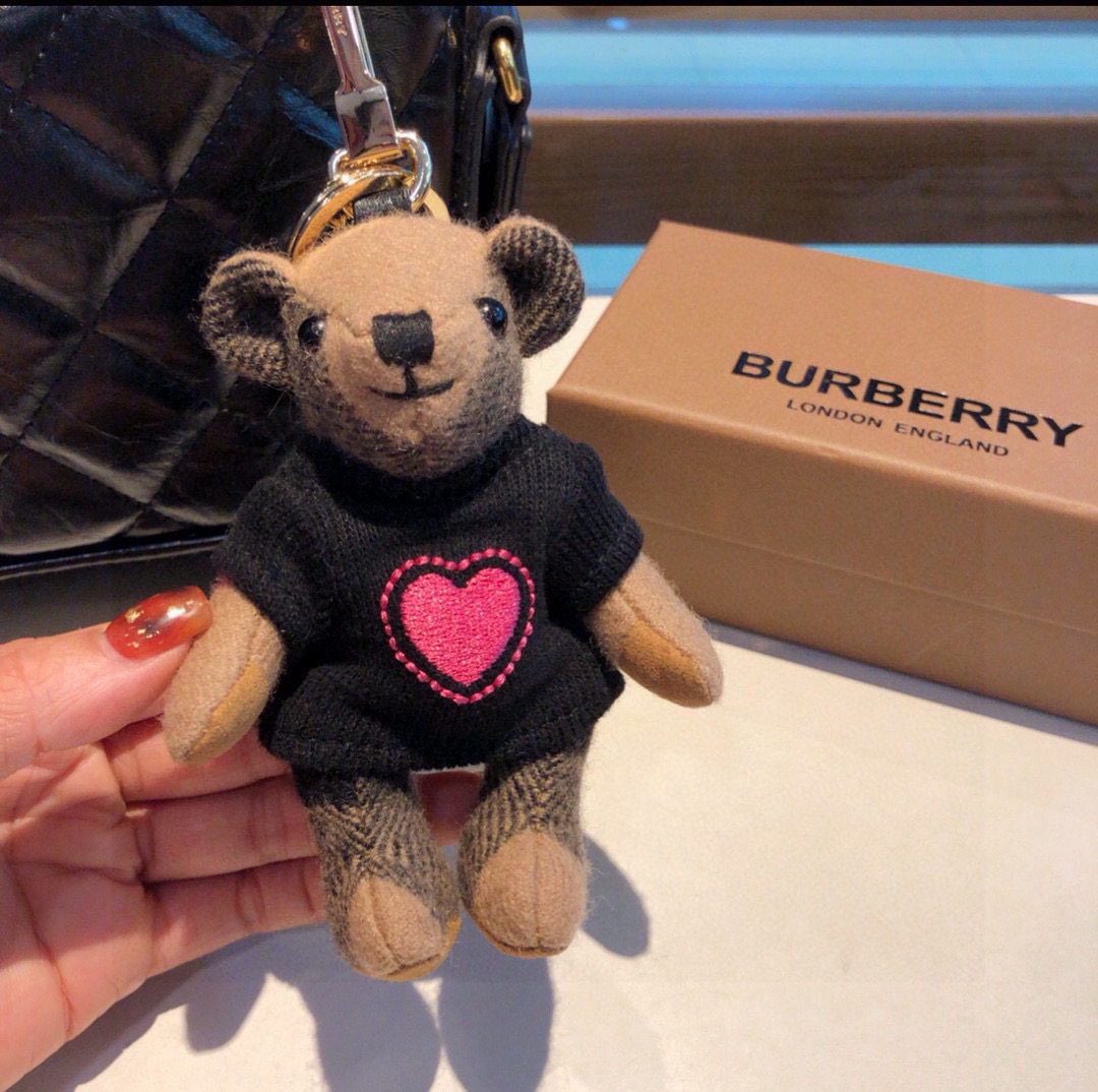  Burberry代工厂小熊🐻挂件，巴宝莉🐻毛衣泰迪熊钥匙扣挂件  温柔到心里🥰 
准备已久、精致自留 