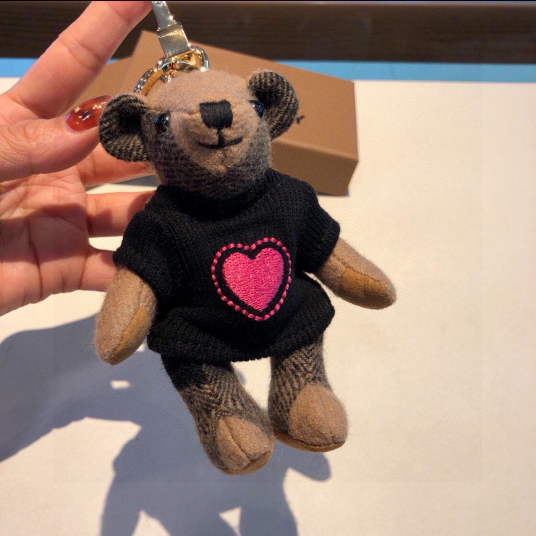  Burberry代工厂小熊🐻挂件，巴宝莉🐻毛衣泰迪熊钥匙扣挂件  温柔到心里🥰 
准备已久、精致自留 
