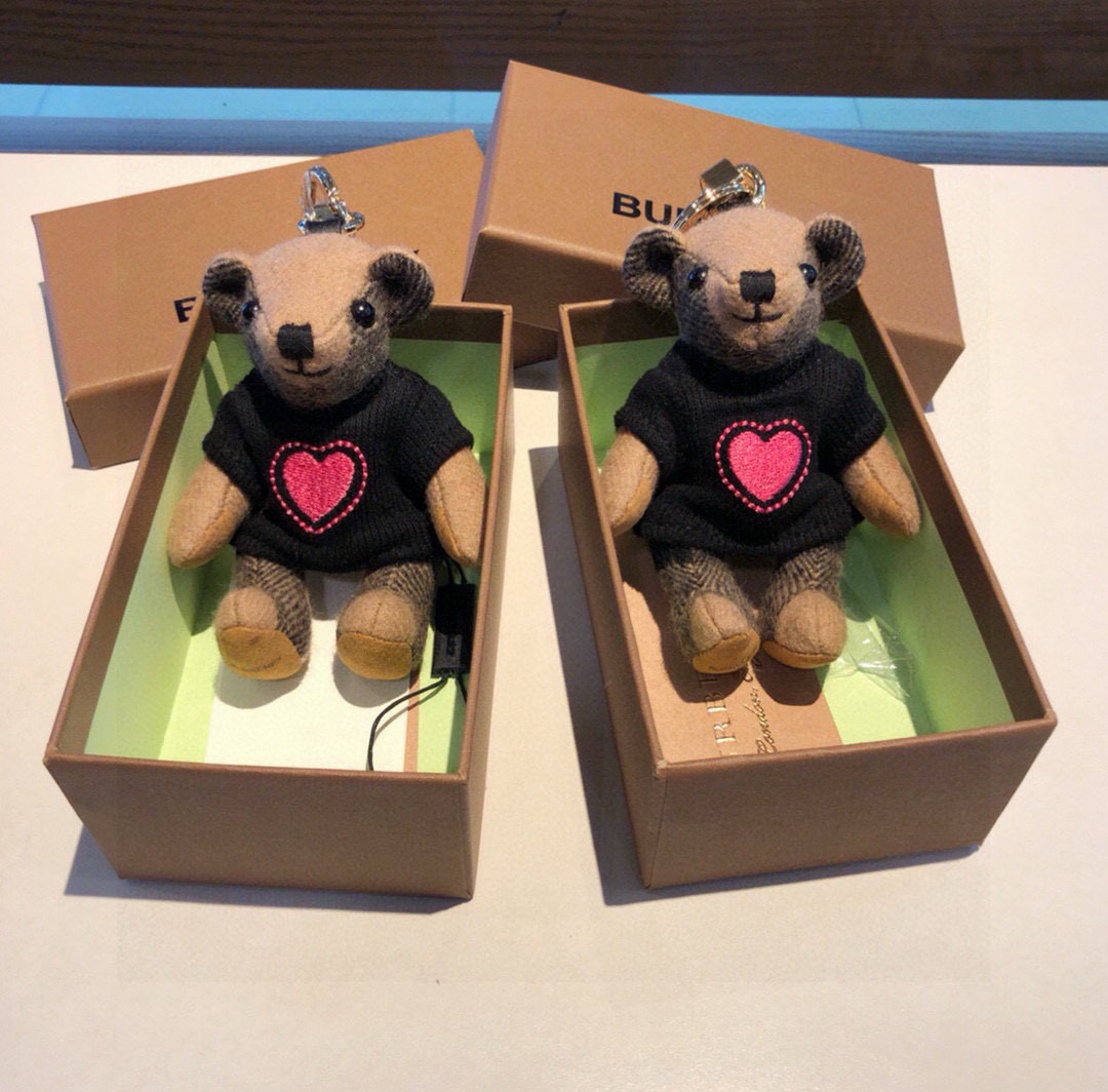  Burberry代工厂小熊🐻挂件，巴宝莉🐻毛衣泰迪熊钥匙扣挂件  温柔到心里🥰 
准备已久、精致自留 