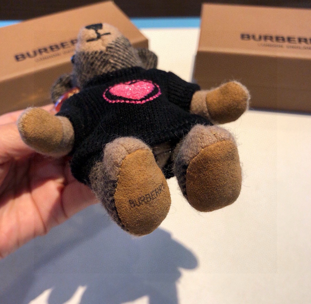  Burberry代工厂小熊🐻挂件，巴宝莉🐻毛衣泰迪熊钥匙扣挂件  温柔到心里🥰 
准备已久、精致自留 