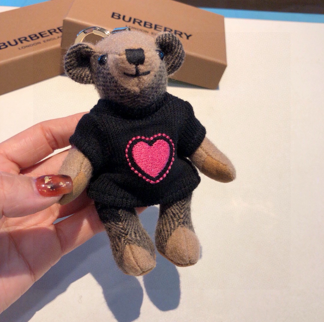  Burberry代工厂小熊🐻挂件，巴宝莉🐻毛衣泰迪熊钥匙扣挂件  温柔到心里🥰 
准备已久、精致自留 