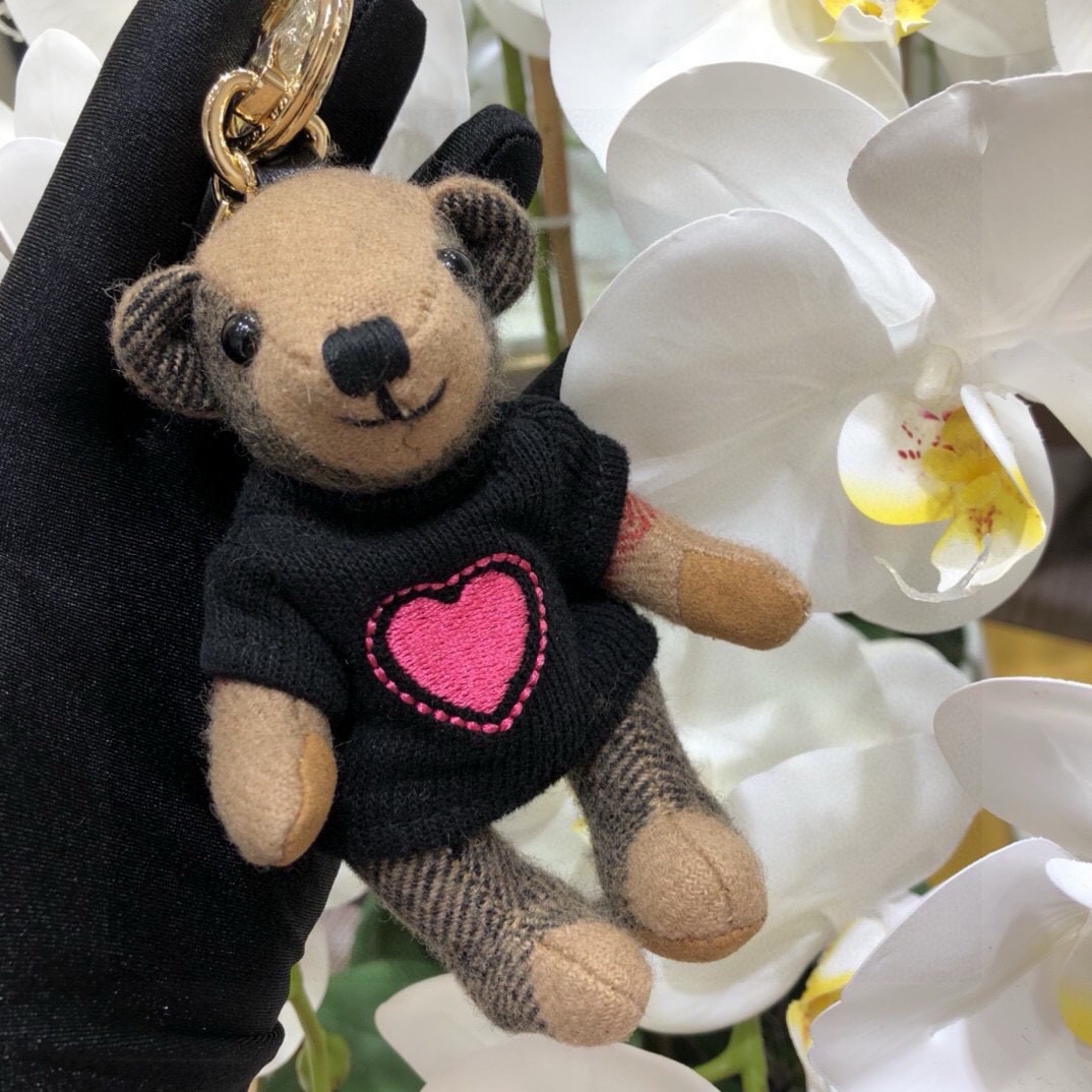  Burberry代工厂小熊🐻挂件，巴宝莉🐻毛衣泰迪熊钥匙扣挂件  温柔到心里🥰 
准备已久、精致自留 