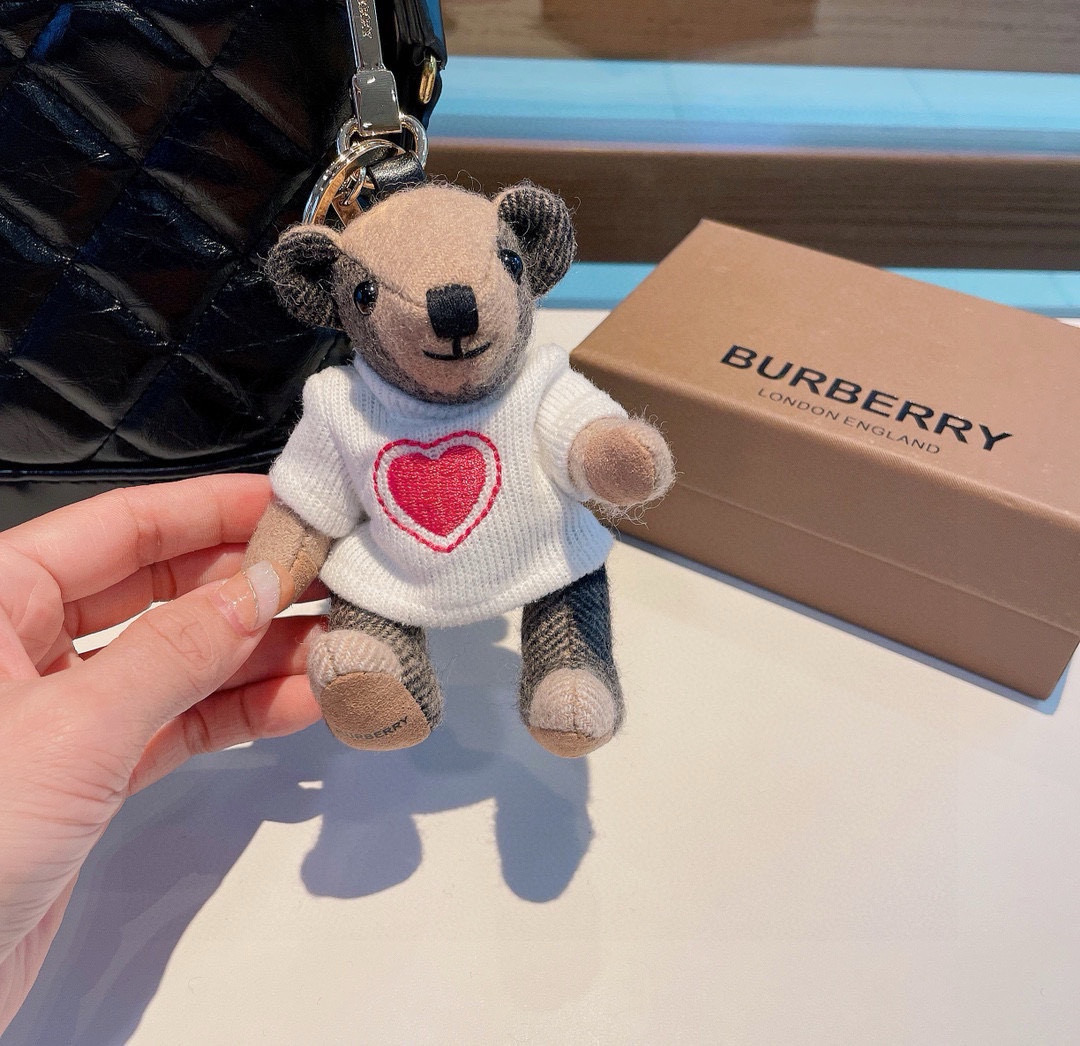  Burberry代工厂小熊🐻挂件，巴宝莉🐻毛衣泰迪熊钥匙扣挂件  温柔到心里🥰 
准备已久、精致自留 