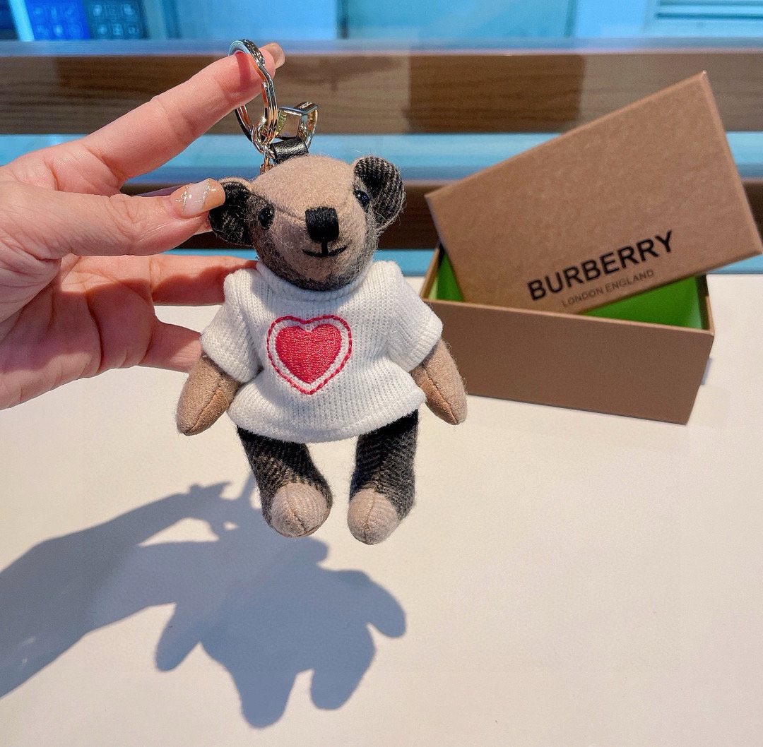  Burberry代工厂小熊🐻挂件，巴宝莉🐻毛衣泰迪熊钥匙扣挂件  温柔到心里🥰 
准备已久、精致自留 