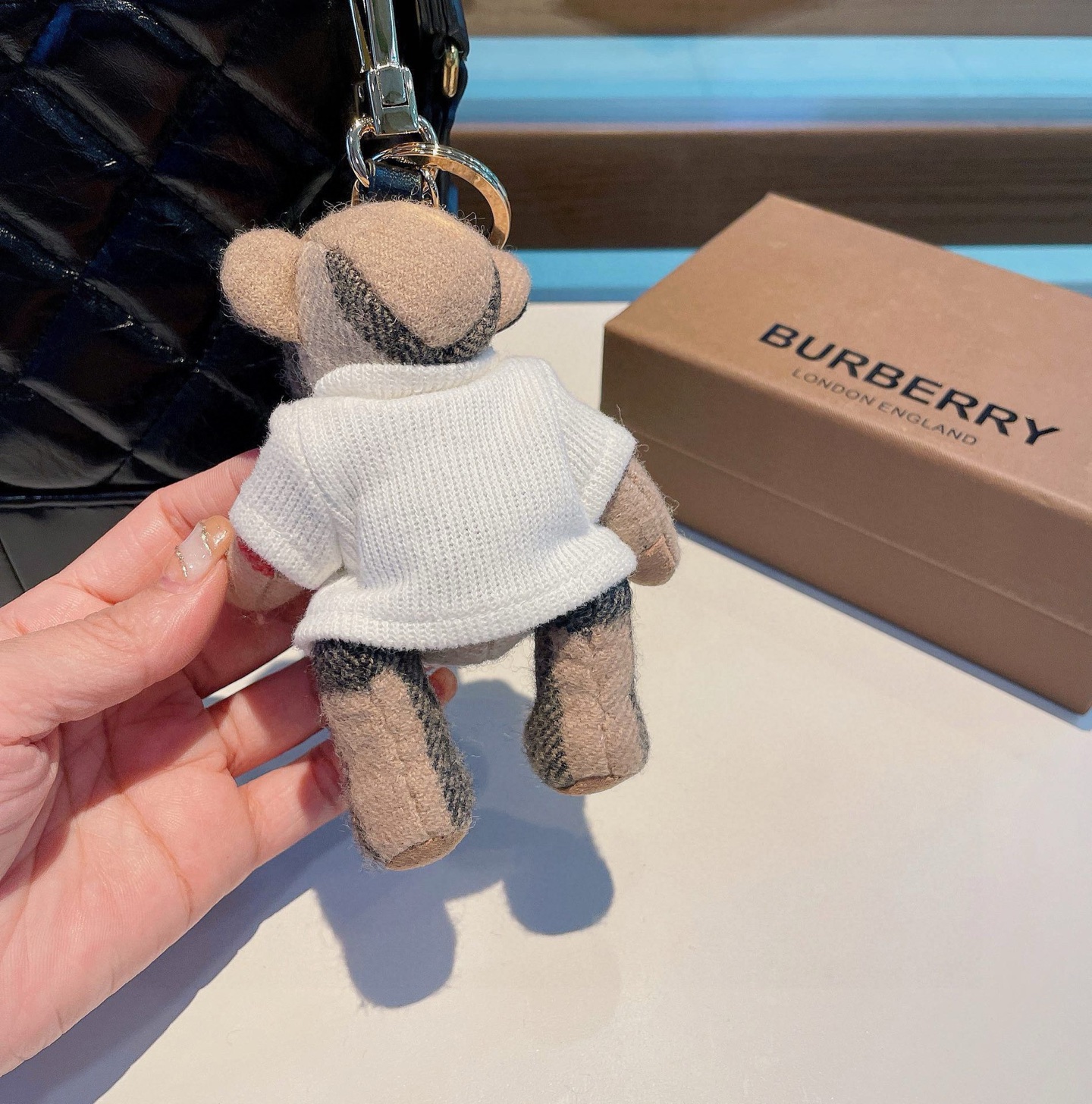  Burberry代工厂小熊🐻挂件，巴宝莉🐻毛衣泰迪熊钥匙扣挂件  温柔到心里🥰 
准备已久、精致自留 