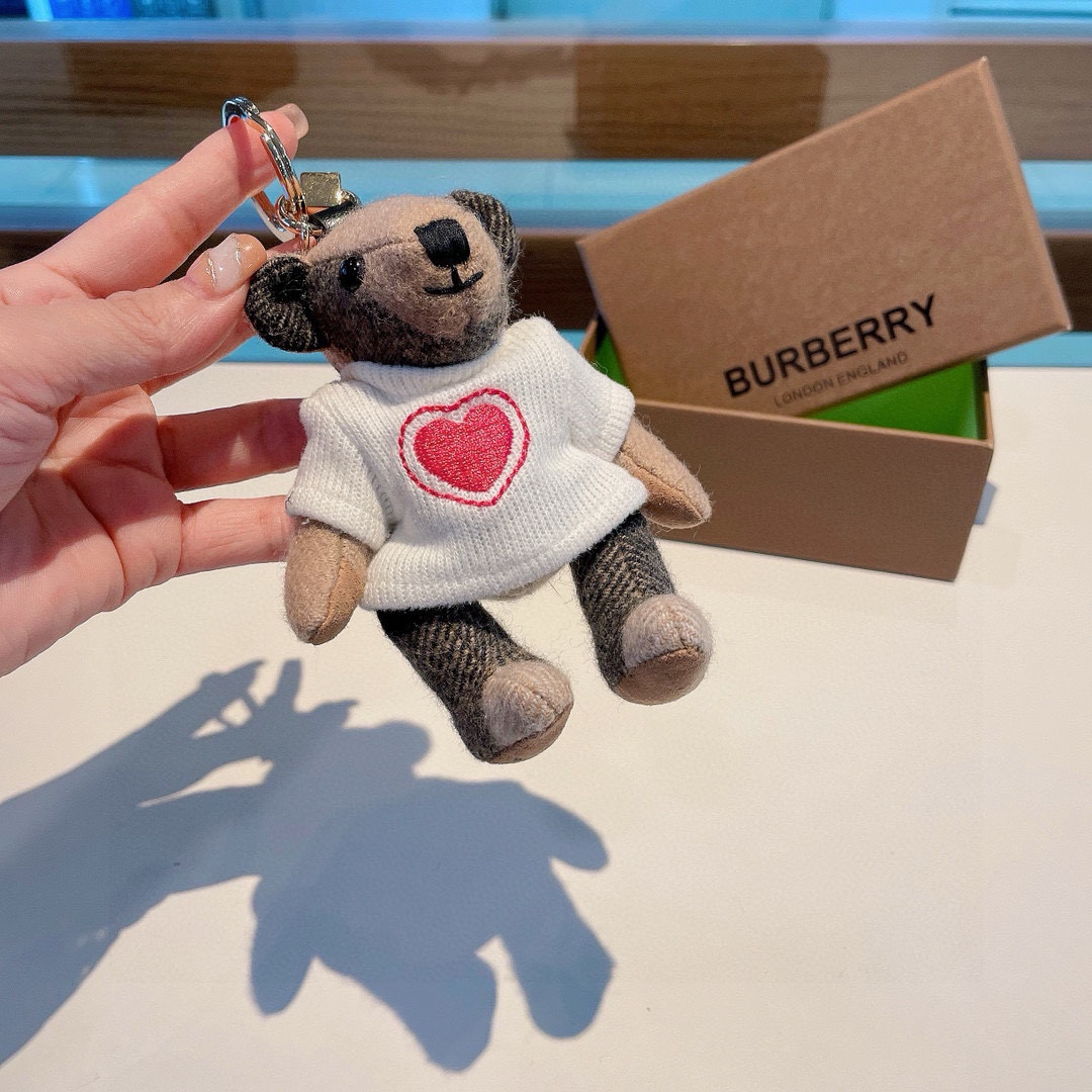  Burberry代工厂小熊🐻挂件，巴宝莉🐻毛衣泰迪熊钥匙扣挂件  温柔到心里🥰 
准备已久、精致自留 