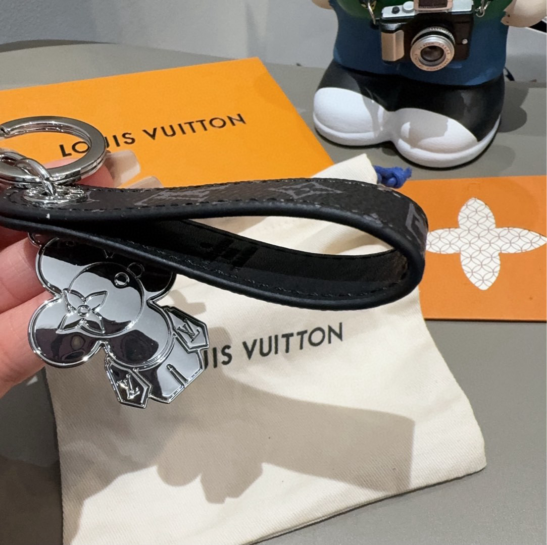  。LV钥匙扣 太阳娃娃🪆包挂饰 原版配件 Vivienne Dragonne包饰与钥匙扣以莹泽金属雕琢