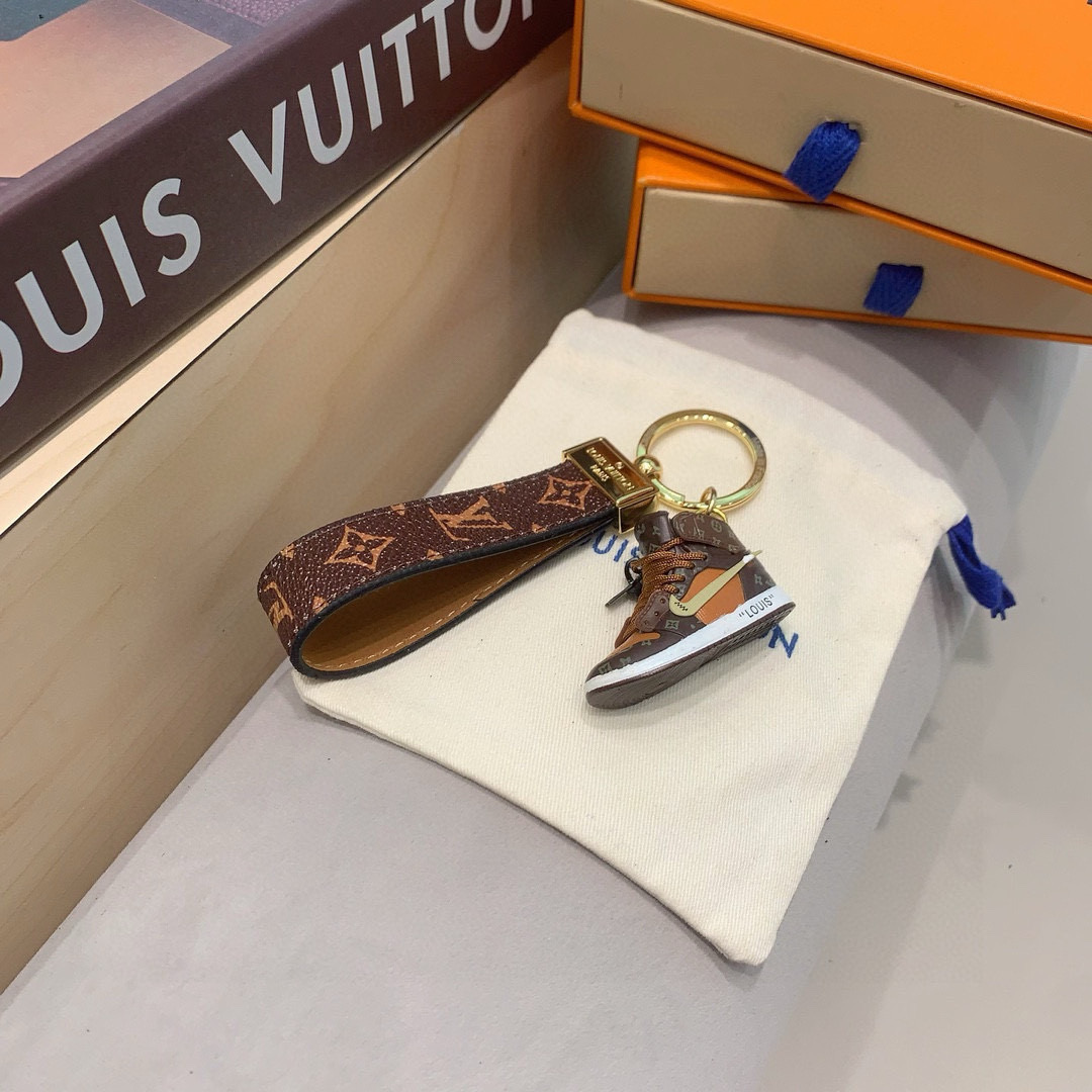  。LV经典老花棋格钥匙扣  钥匙扣➕联名nike迷你鞋子挂件时尚个性！车钥匙挂件 包包挂件配饰
Mon