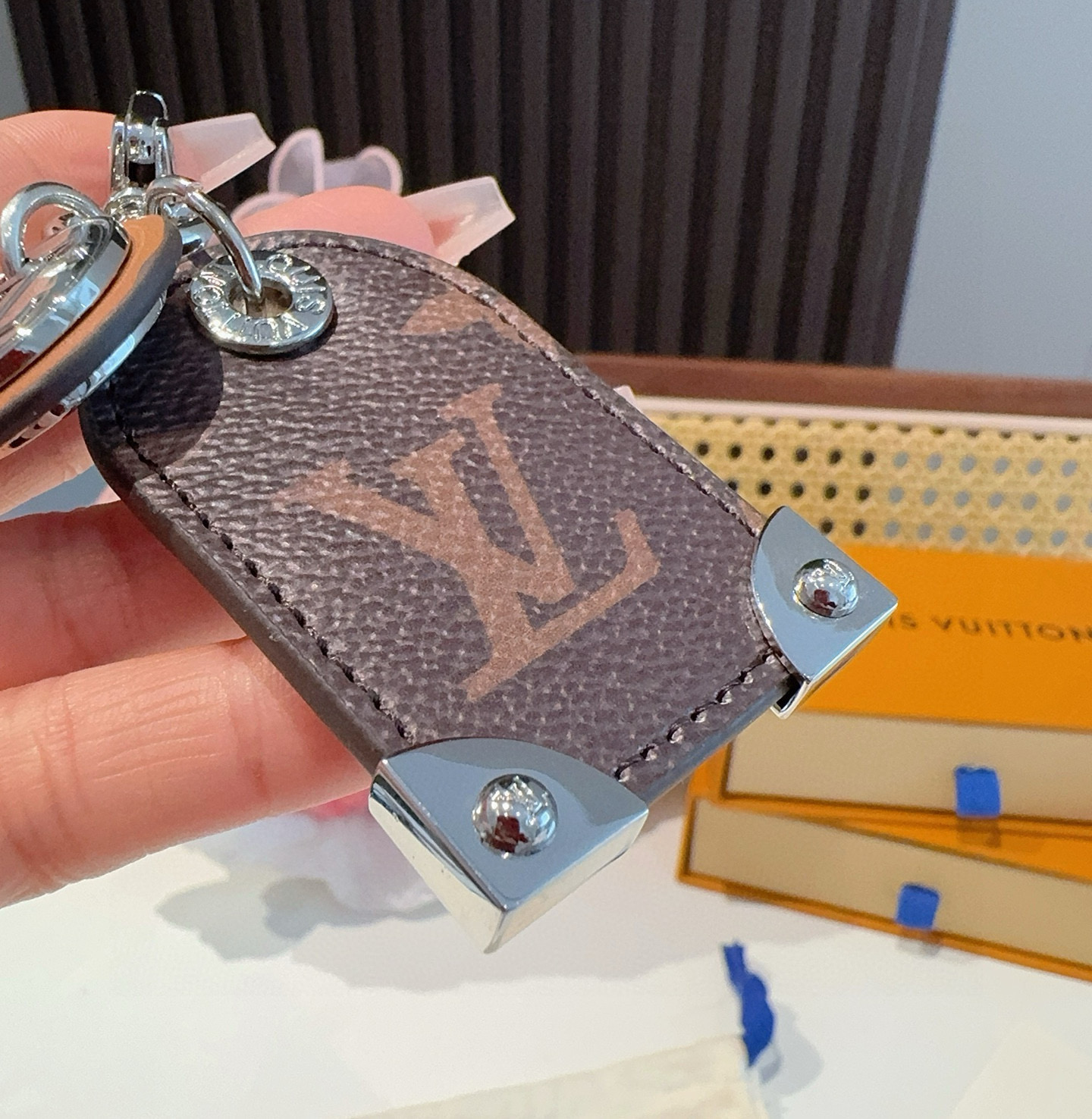 
 。 路易威登LV钥匙扣挂件M64180  Travel Tag包饰与钥匙扣彰显游牧精神，向路易威登制