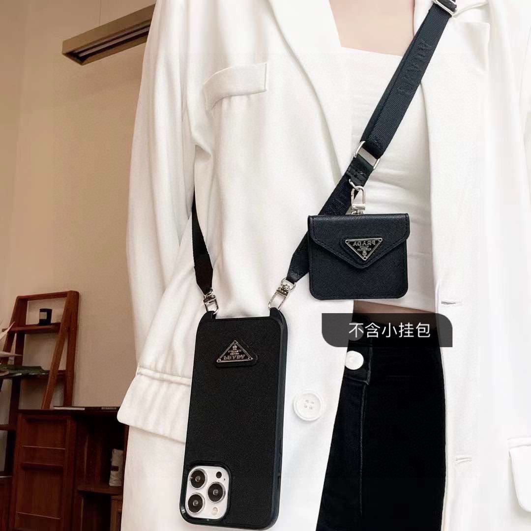  🆕需要小挂包➕5需备注⚠️PRADA▼普拉达斜挎手机壳📱金属Logo十字纹皮革软边全包 官网同步发售
