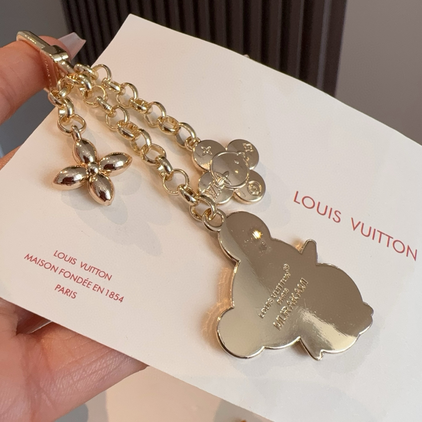 。LV村上隆熊猫人钥匙扣包包挂饰 LV X TM LV ICONIC
SUPERFLAT 钥匙扣
路易威